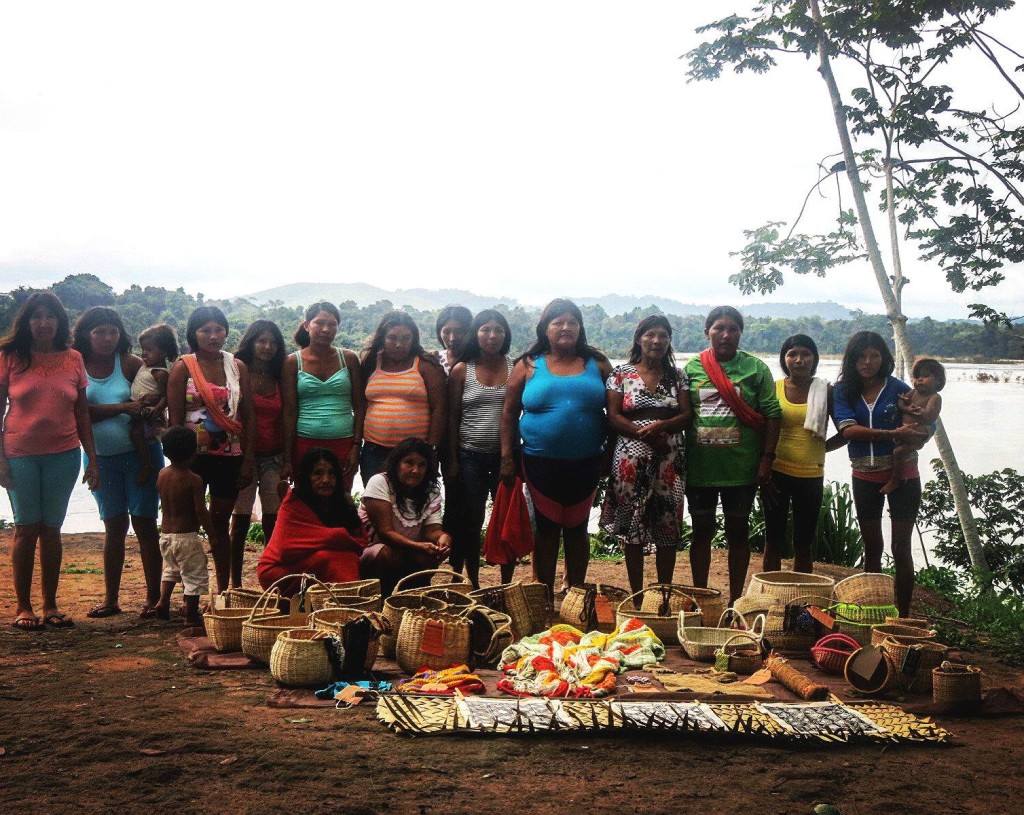 Artesãs Parakanã, das cinco aldeias da T.I. Apyterewea e suas criações. (Foto: Isa Guedes)